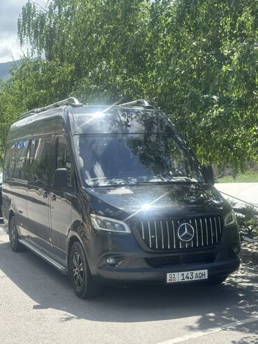 я ищу машину: Микроавтобус Mercedes-Benz в черном цвете. Оборудован рейлингами на
