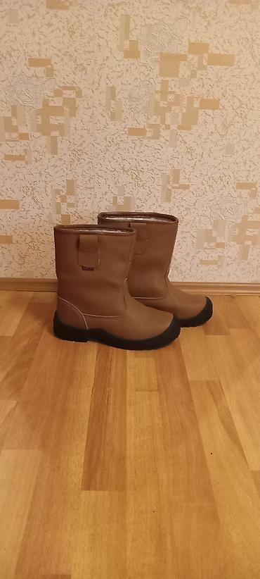 sapogi: - Model: qısa boğazlı, dartmasız slip-on - Rəng: tünd bej/qəhvəyi üst — 2