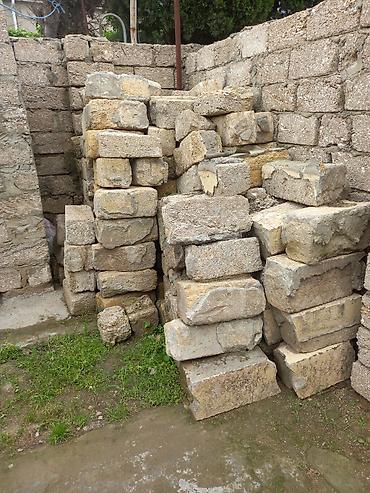 das kubik satilir: Məhsul: Təbii daş blokları (tikinti və landşaft işləri üçün) Təsvir — 1