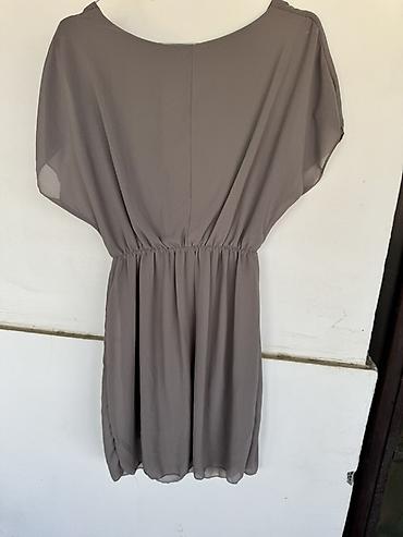 ps svecane bluze: Ženska haljina od laganog šifona u sivo‑taupe nijansi. Model je midi — 2