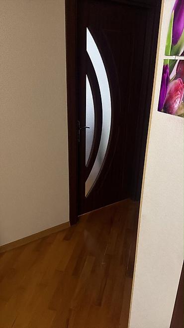 tek matraslar: Daxili qapı – tünd qəhvəyi ağac naxışlı, şüşəli model - Material — 2