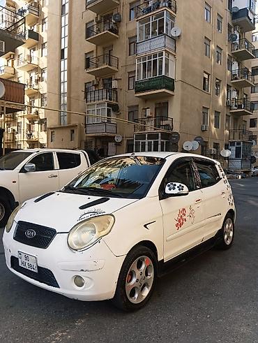 Kia: Kia Picanto, ağ rəng, hetçbek gövdə. Xüsusiyyətlər: - Kompakt şəhər — 2