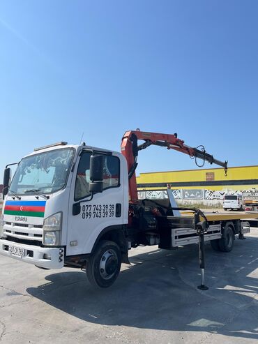 reduktor suretler qutusu: Yük maşını platforması və hidravlik kranı olan Isuzu modeli. Bu maşın