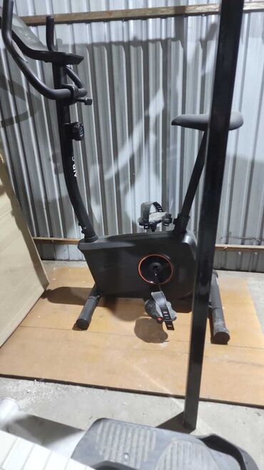 Велотренажеры: Велотренажер Kettler Air C с регулируемым сиденьем и рулем. Оснащен