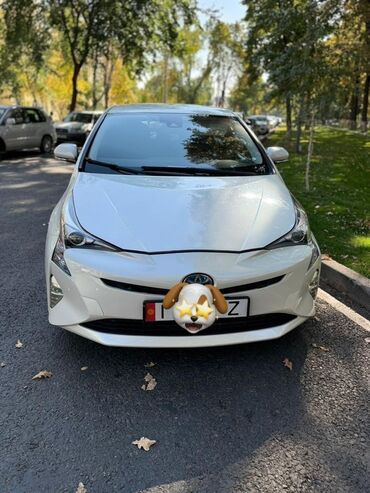 приус ви: Белый гибридный седан Toyota Prius, оснащенный светодиодными фарами и