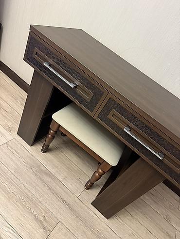 study table: Компактный туалетный/рабочий столик с табуретом. - Материал: ЛДСП/МДФ — 2