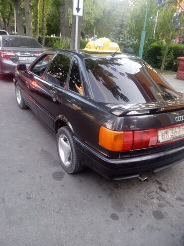 нексия кузов: Черный седан Audi 80 с желтым знаком такси на крыше. Автомобиль