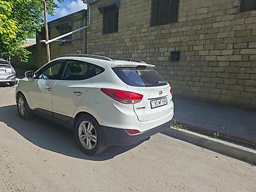 hyundai ıx35: Hyundai ix35, ağ rəng, 4WD (tam ötürücülü) krossover. Xüsusiyyətlər — 2