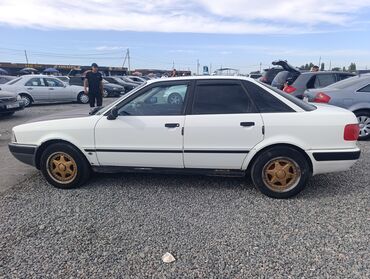 продаю или меняю на дом: Audi 80 B4, седан, белый кузов с бордовым капотом. Классический дизайн