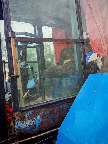 Süd sağan aparatlar: Mavi rəngli kabinli traktor - Güclü dizel mühərrikli, ön şüşəli kabin