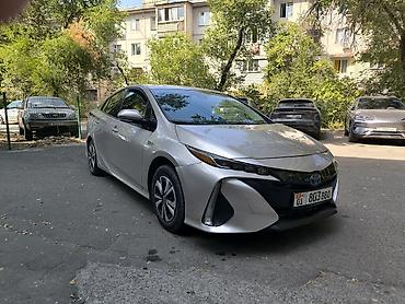 Toyota Prius: 2018 г., 1.8 л, Вариатор, Гибрид, Седан — 2