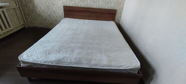 двухспальная мебель: Продаю двухспальную кровать размер 1.60*2000 железный каркас с