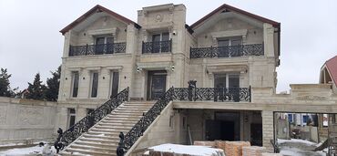 Pilləkən məhəccərləri: Ağ və qızılı rənglərdə olan bu dəmir pilləkən məhəccəri, evin — 3