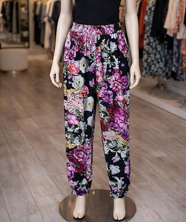 helanke prevod: Ženske pantalone sa cvetnim printom - Model: široke, opuštene — 1