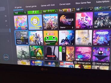 PS2 & PS1 (Sony PlayStation 2 & 1): Ağ rəngli Xbox Series S konsolu. Az işlənibdir Konsolun ön tərəfində