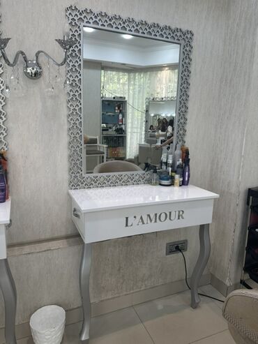 Salon masaları: Makiyaj üçün masa, Güzgülü