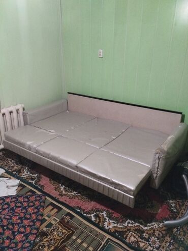 продаю старую мебель: Продаю срочно диван-кроват В общем диван весь рабочий На обшивку по