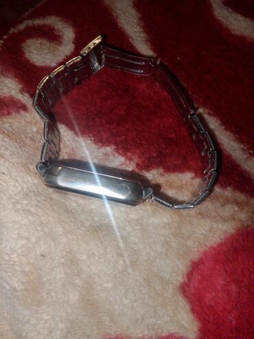 cimərlik geyimi: Metal qayışlı kvadrat formalı qol saatı - Korpus: metal, dairəvi