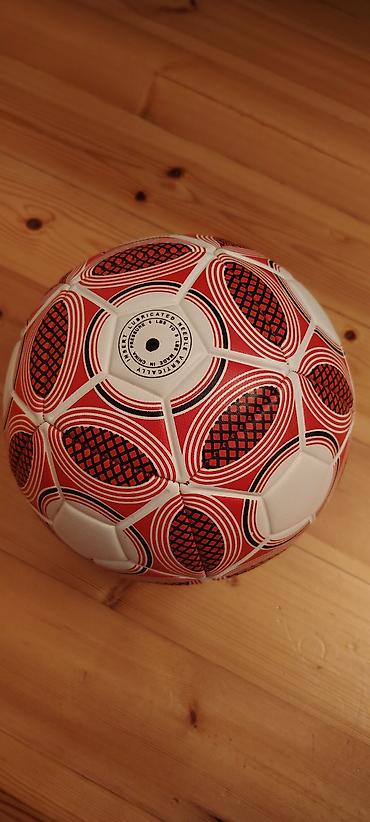 Toplar: Mekasa futbol topu - Rəng: ağ-qırmızı, qara naxışlı - Material — 2