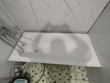 полочки в ванну: Сантехника для ванной комнаты: стальная ванна + умывальник на