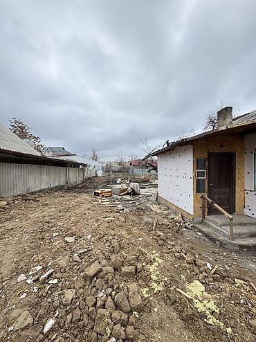 Продажа коттеджей и домов: ✨Продаётся дом в г. Бишкек, район Киркомстром✨ 📐Участок: 2,5 сотки 🏫 — 4