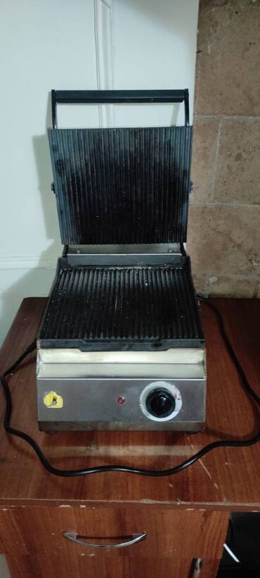 bmw 8 серия 850ci mt: Toster yalnız şirniyyat evində işlənilib