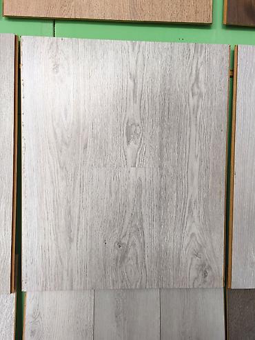 laminant: Açıq boz rəngli, ağac teksturalı laminat döşəmə paneli - Rəng və — 1