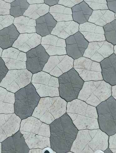 Тротуарная плитка: Тротуарная плитка для обустройства дорожек и площадок. В ассортименте — 6