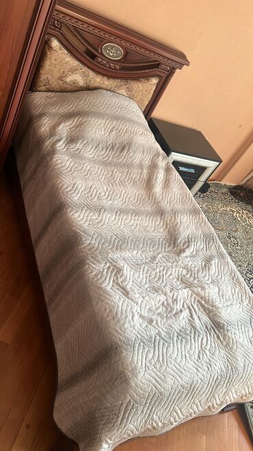 Divan və kreslo dəstləri: 1 ədəd çarpayı satılır çox təcili 120₼. Matrası var.Təmiz