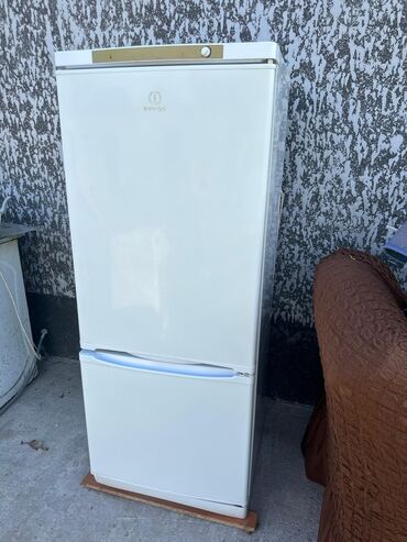 заправка углекислого газа: Холодильник Indesit, Б/у, Двухкамерный, De frost (капельный), 160 *