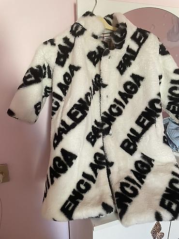 capa: Süni kürk palto 6-7 yaş üçün - Rəng: ağ üzərində qara “BALENCIAGA” — 1