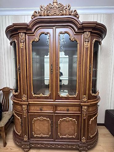 Klassik dizaynlı vitrin-bufet - Material: Təbii ağac (masiv) və şpon