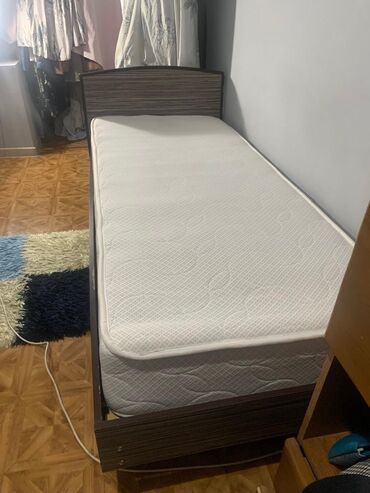 односпальные кровати: Односпальная кровать, Б/у, С матрасом, ЛДСП, длина - 220 см