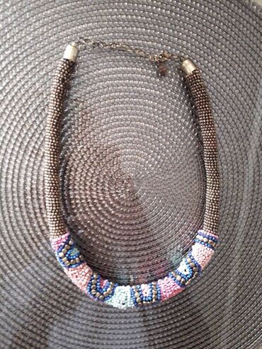 bluza modus ogrlica: OGRLICA od sitnih perlica, boje, zelena, zlatna, plava, roze. Dužina