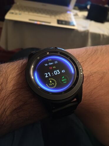 bahali saat: Samsung watch classic. 1 gun zaryadka saxliyir. Bahali qolbagi var