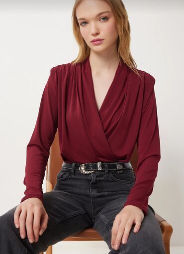 Köynək və bluzalar: Qadın bluzu – tünd narıncı/qırmızı (burgundy) rəngdə, uzunqollu, öndən -da lalafo.az — 3 Köynək və bluzalar: Qadın bluzu – tünd narıncı/qırmızı (burgundy) rəngdə, uzunqollu, öndən — 3