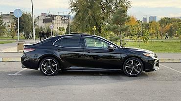 автомобиль джип: Toyota Camry: 2020 г., 2.5 л, Автомат, Бензин, Седан — 4
