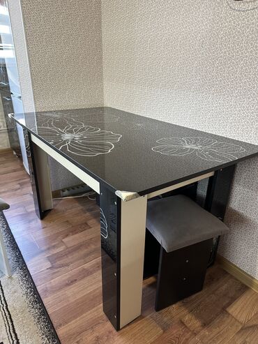стол на тапчан: Комплект офисной мебели, Стол, цвет - Черный, Новый