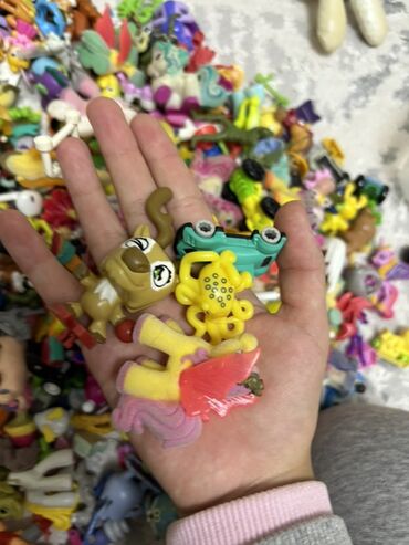 брендовые игрушки: Большой лот мелких игрушек и фигурок из киндер-сюрпризов и других