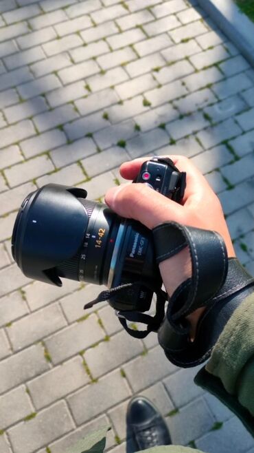 stativ fotoaparat: Lumix GF3 fotoaparat Super çəkilişə sahibdir. Üzərində 14-42mm lensi