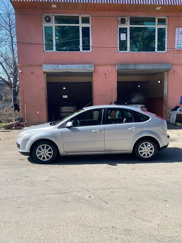 fort yük maşını: Gümüşü rəngdə Ford Focus hetçbek avtomobili. Bu, gündəlik istifadə