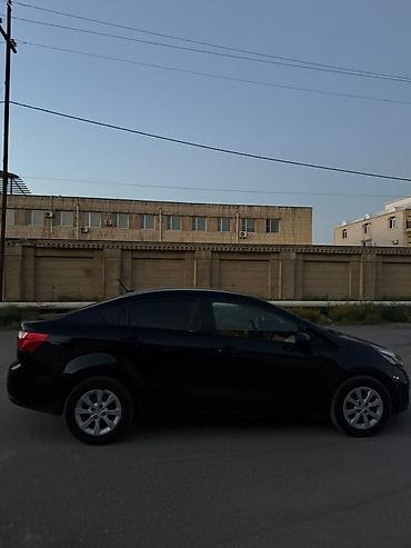 Kia: Kia Rio sedan – qara rəng, Azərbaycan nömrə nişanı “88 CH 751” — 3