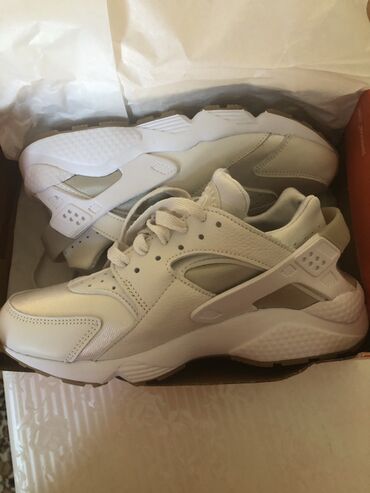 Çəngəllər: Nike Air Huarache qadın krossovkası - Model kodu: DH4439-003
