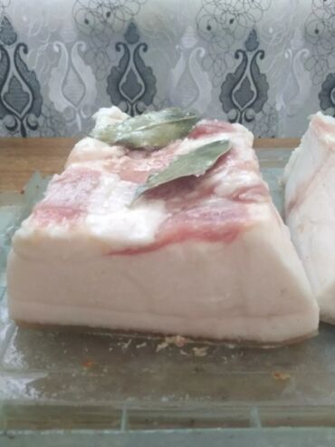 мясо свинина: Продаю домашнее натуральное очень вкусное сало. солёное сало 1 кг 400