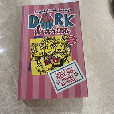 Kitablar, jurnallar, CD, DVD: Kitab satilir xaricden alinib . Dork diaries kitabidir “Will Nikki’s