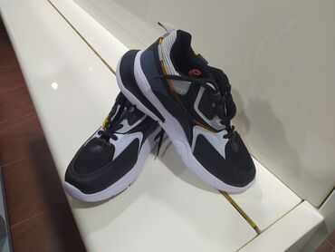 qaçış üçün qadın krosovkaları: Fendi, Ölçü: 35, rəng - Ağ, Yeni