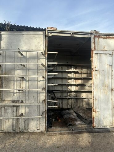 продажа контейнеров бишкек: Контейнер сатылат 2х3. 1.5 жарым тоналык ичи полка ичи даяр магазинге