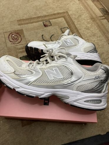 Кроссовки New Balance 530 белого цвета с серыми и серебристыми