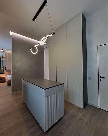 Sifarişlə dolablar: Düz dolab, Yataq otağı üçün, Qarderob, Açılan, Korpuslu, 5 qapı — 5