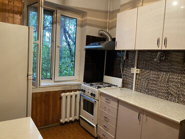 срочно продаётся 1 комнатная квартира в районе ошского рынка по улице кенсуйская: 2 бөлмө, Менчик ээси, Толугу менен эмереги бар